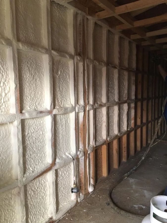 Muro con espuma de poliuretano proyectada