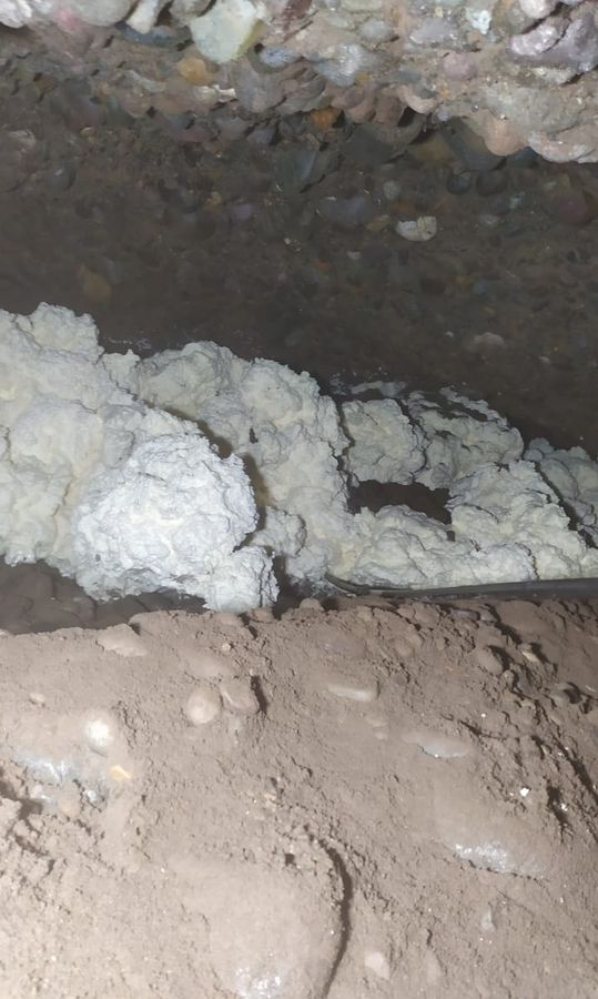 Espuma de poliuretano expandida ocupando una cavidad irregular